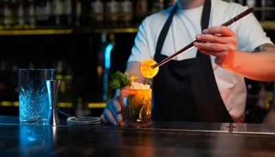 Заведения общепита начали штрафовать за контент с алкоголем, фото - Новости Zakon.kz от 23.04.2026 20:11