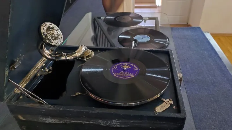 Магия винила: семейчане устроили массовое прослушивание уникальной записи Амре Кашаубаева