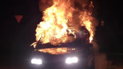 машина загорелась после ДТП, фото - Новости Zakon.kz от 24.04.2026 11:06