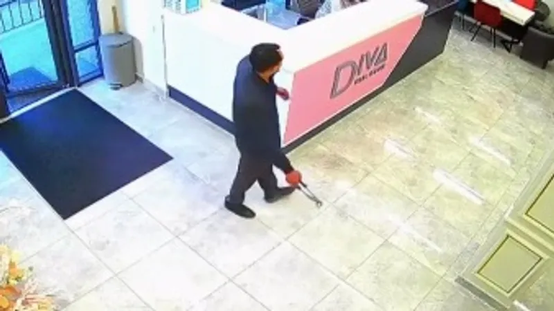 "А вдруг я кого-то убил?": мужчина с газовым ключом ворвался в салон и напугал персонал в Алматы