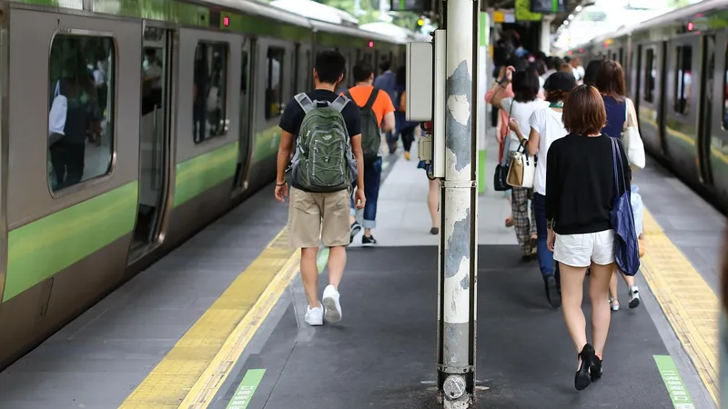 Работать в футболках и шортах попросили госслужащих в Японии