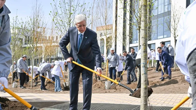 Токаев посадил дерево в столичном парке в рамках акции “Таза Қазақстан”