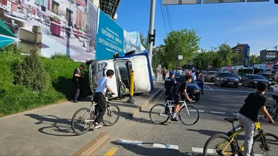 Грузовик с мусором опрокинулся в Алматы: водитель уходил от столкновения