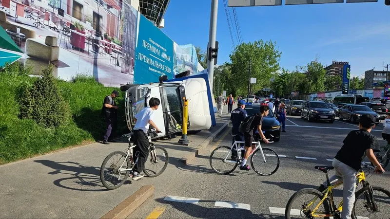 Грузовик с мусором опрокинулся в Алматы: водитель уходил от столкновения