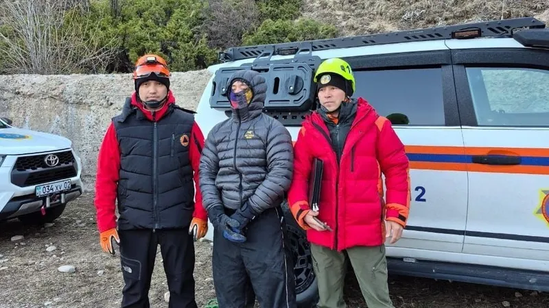 Ночью на высоте 4300 метров: туриста спасли в горах Алматинской области