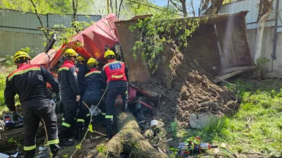 Грузовик без тормозов вылетел на территорию клуба в горах Алматы