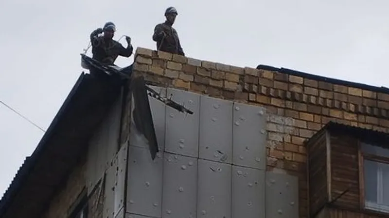 Ветер в Карагандинской области снес дымовую трубу, дома и школа остались без кровли