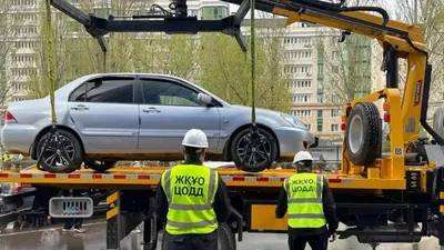 эвакуация машины за неправильную парковку в Астане, фото - Новости Zakon.kz от 28.04.2026 13:51