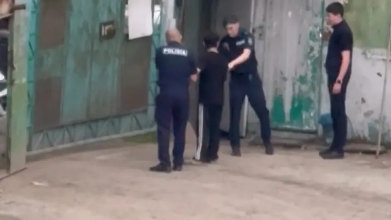 Раздетый мужчина с ножом встревожил алматинцев