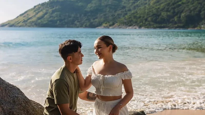 "До слез": встреча Ерболата Жанабылова и Эльмиры Толегеновой с семьей растрогала Казнет