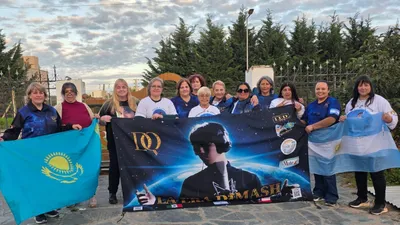 поклонники Кудайбергена, флаги, фото - Новости Zakon.kz от 29.04.2026 10:07