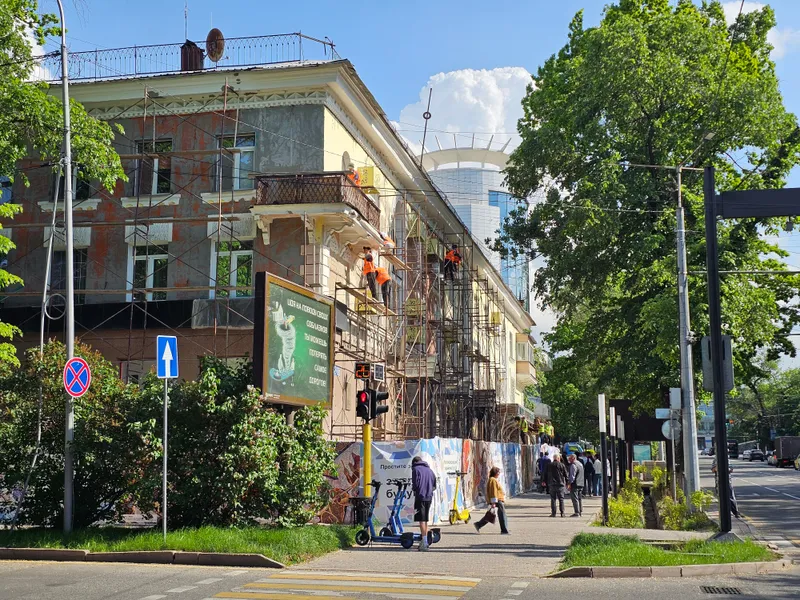 В Алматы приводят в порядок фасады жилых домов