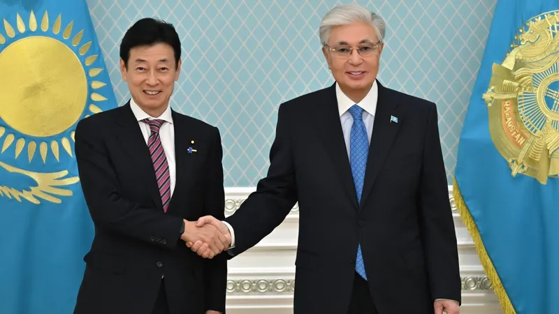 Ясутоши Нишимуру, Касым-Жомарт Токаев, фото - Новости Zakon.kz от 30.04.2026 13:01