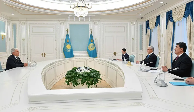 президент Международной кинологической федерации Тамаш Яккель, президент РК Касым-Жомарт Токаев, фото - Новости Zakon.kz от 30.04.2026 15:22