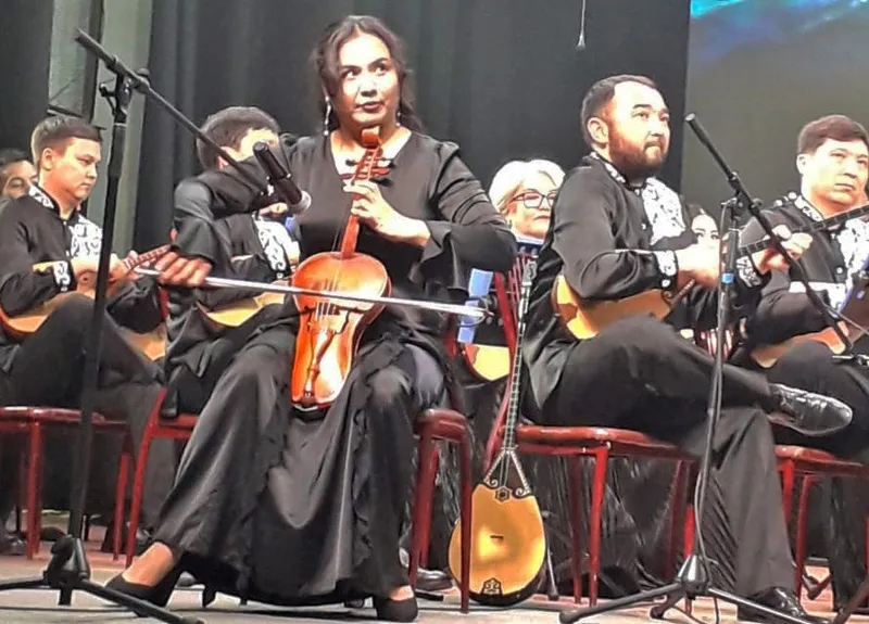 Партию прима-кобыза исполняет Айгерим Аяпова, джаз, кюй, Павлодар, Канада, фото - Новости Zakon.kz от 30.04.2026 13:05