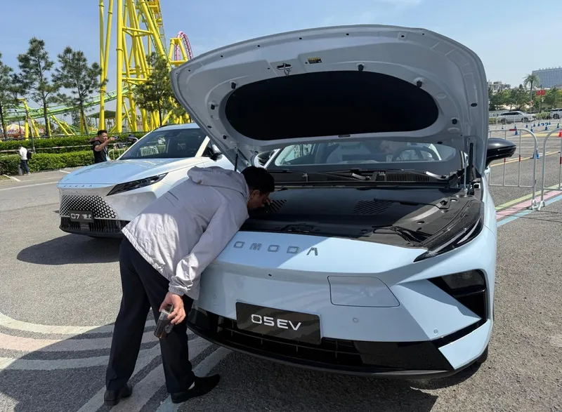 Зеркальные, прозрачные, плюшевые: автомобили за гранью фантастики показали в Китае, фото - Новости Zakon.kz от 05.05.2026 11:00