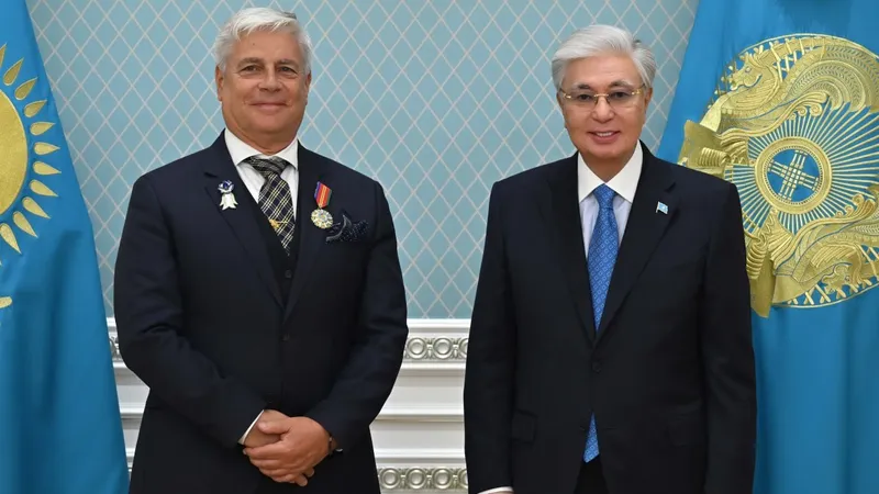 президент Международной кинологической федерации Тамаш Яккель, президент РК Касым-Жомарт Токаев, фото - Новости Zakon.kz от 30.04.2026 15:22