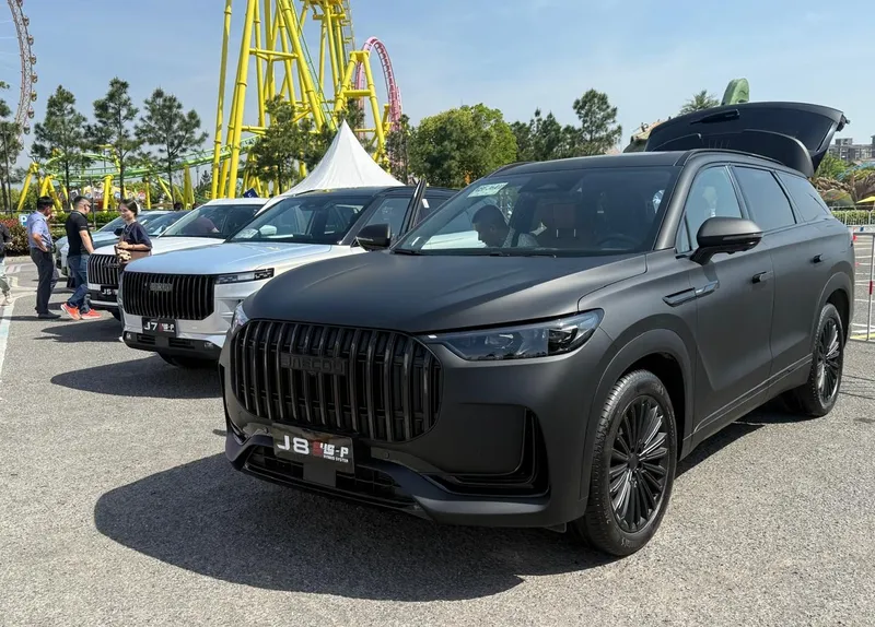 Зеркальные, прозрачные, плюшевые: автомобили за гранью фантастики показали в Китае, фото - Новости Zakon.kz от 05.05.2026 11:00