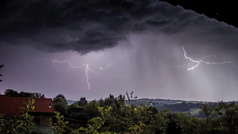 молнии, небо, гроза, фото - Новости Zakon.kz от 30.04.2026 13:40