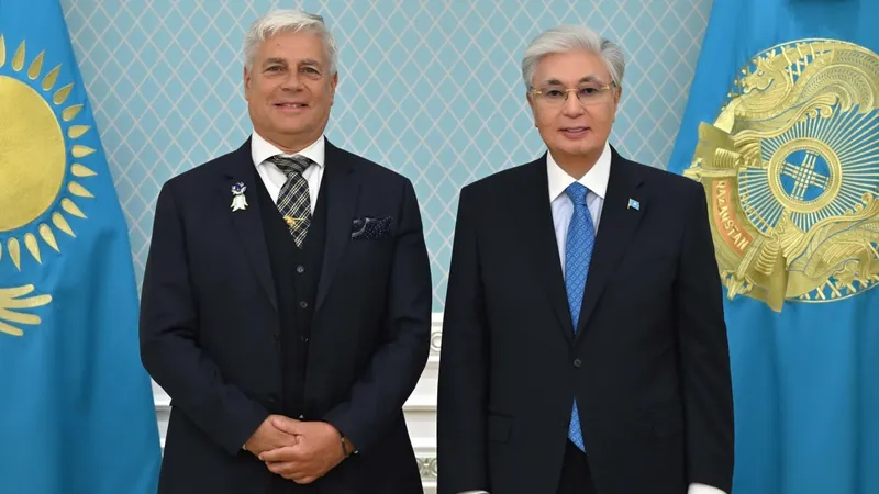 президент Международной кинологической федерации Тамаш Яккель, президент РК Касым-Жомарт Токаев, фото - Новости Zakon.kz от 30.04.2026 15:22