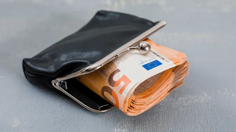 кошелек с деньгами, фото - Новости Zakon.kz от 30.04.2026 19:45