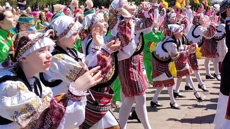 1 мая, артисты, День единства, дети в национальных костюмах, Усть-Каменогорск, фото - Новости Zakon.kz от 01.05.2026 14:57