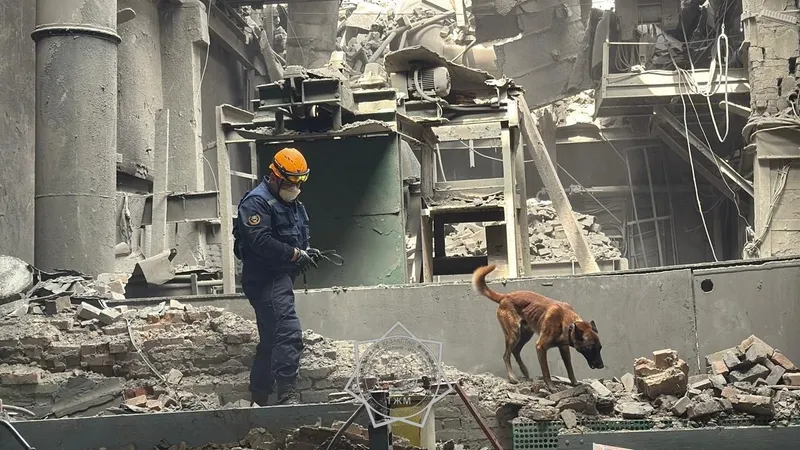 поиск пострадавших на месте взрыва в Усть-Каменогорске, фото - Новости Zakon.kz от 05.05.2026 09:50