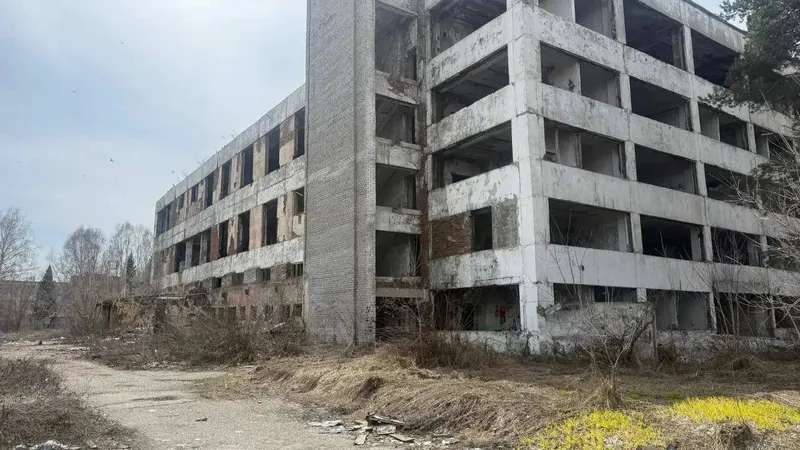 Школьница сорвалась со второго этажа заброшки в Восточном Казахстане, фото - Новости Zakon.kz от 06.05.2026 19:33