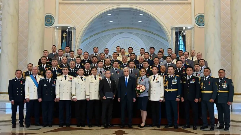 президент РК Касым-Жомарт Токаев, награждение, фото - Новости Zakon.kz от 06.05.2026 15:12