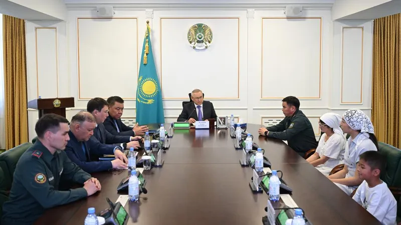 вручил госнаграду , фото - Новости Zakon.kz от 08.05.2026 15:43