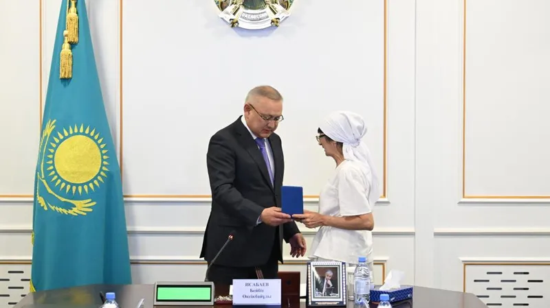 вручил госнаграду , фото - Новости Zakon.kz от 08.05.2026 15:43