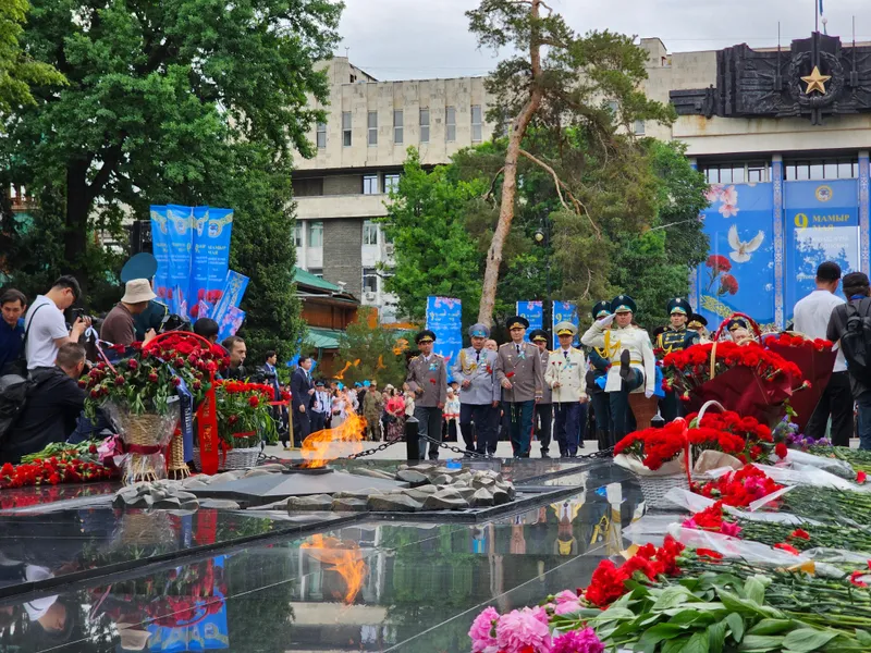 В Алматы возложили цветы к Мемориалу славы в Парке 28 гвардейцев-панфиловцев, фото - Новости Zakon.kz от 09.05.2026 14:04