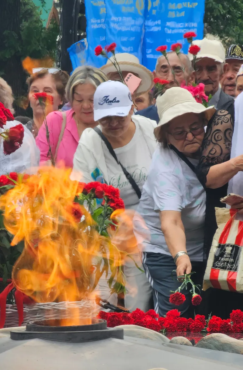 В Алматы возложили цветы к Мемориалу славы в Парке 28 гвардейцев-панфиловцев, фото - Новости Zakon.kz от 09.05.2026 14:04