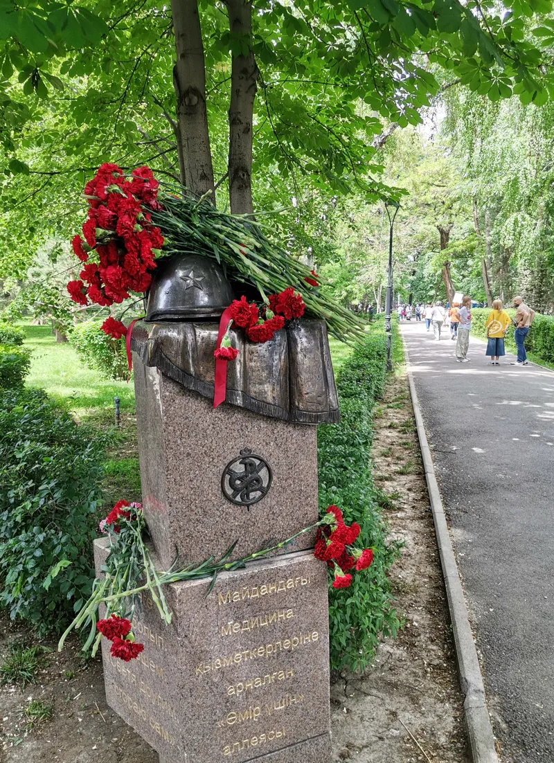 В Алматы возложили цветы к Мемориалу славы в Парке 28 гвардейцев-панфиловцев, фото - Новости Zakon.kz от 09.05.2026 14:04