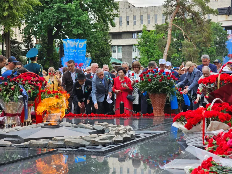 Алматинцы празднуют День Победы в Парке 28 панфиловцев, фото - Новости Zakon.kz от 09.05.2026 14:04