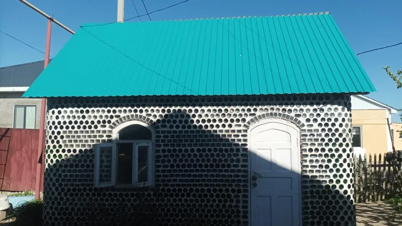 Сарай из бутылок, Атырауская область, фото - Новости Zakon.kz от 11.05.2026 11:26