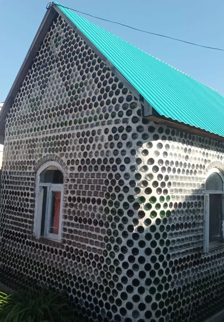 Сарай из бутылок, Атырауская область, фото - Новости Zakon.kz от 11.05.2026 11:26