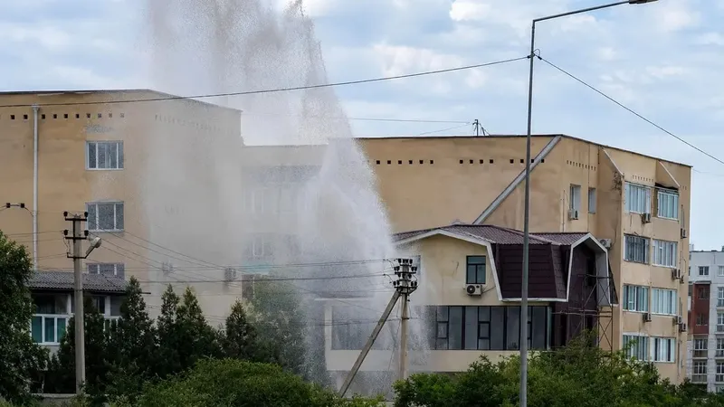 "Гейзер" с кипятком сняли на видео в центре Актау, фото - Новости Zakon.kz от 13.05.2026 21:48