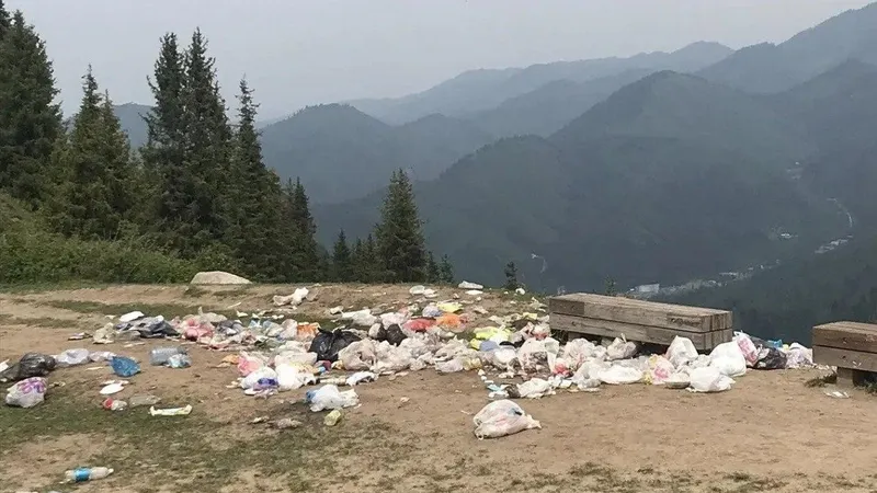 борьба с мусором в горах, фото - Новости Zakon.kz от 15.05.2026 09:00