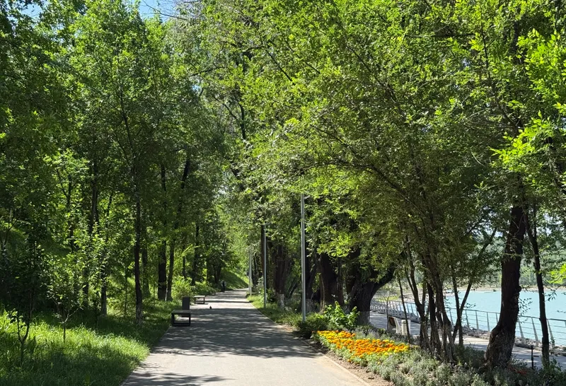 прогулочная зона возле озера Сайран в Алматы, фото - Новости Zakon.kz от 15.05.2026 15:42