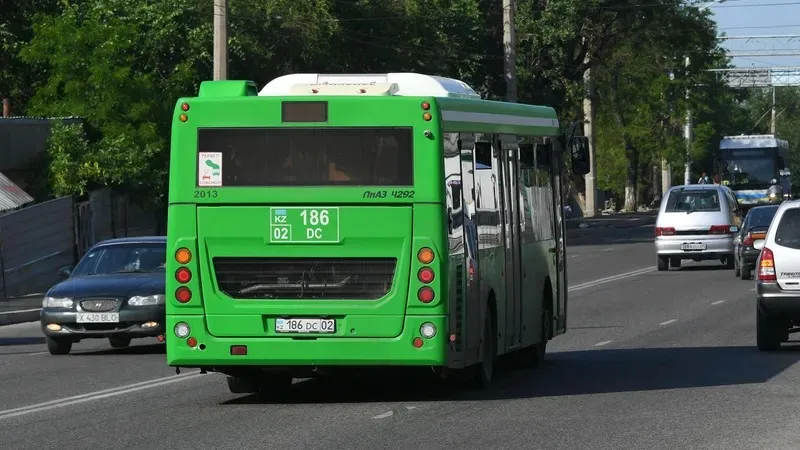 Подросток забрасывал автобус камнями, фото - Новости Zakon.kz от 18.05.2026 18:17