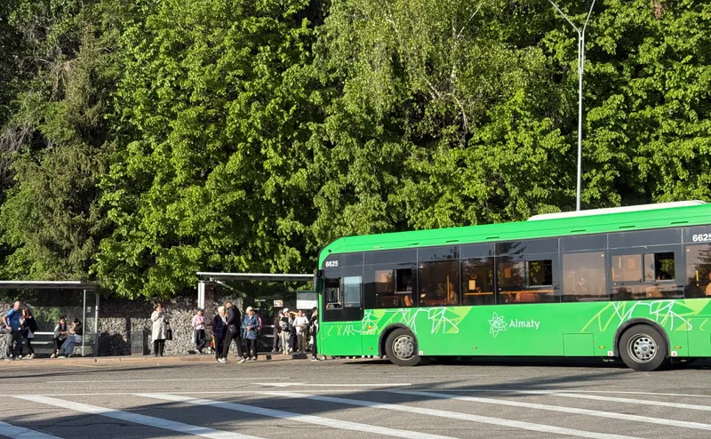 автобусная остановка возле катка Медеу, фото - Новости Zakon.kz от 18.05.2026 18:37