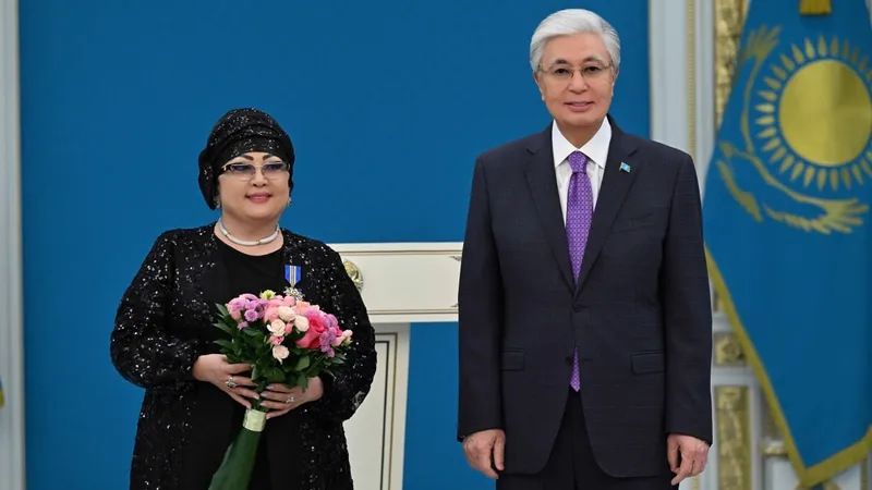 эстрадная певица Макпал Жунусова, президент РК Касым-Жомарт Токаев, фото - Новости Zakon.kz от 21.05.2026 17:41