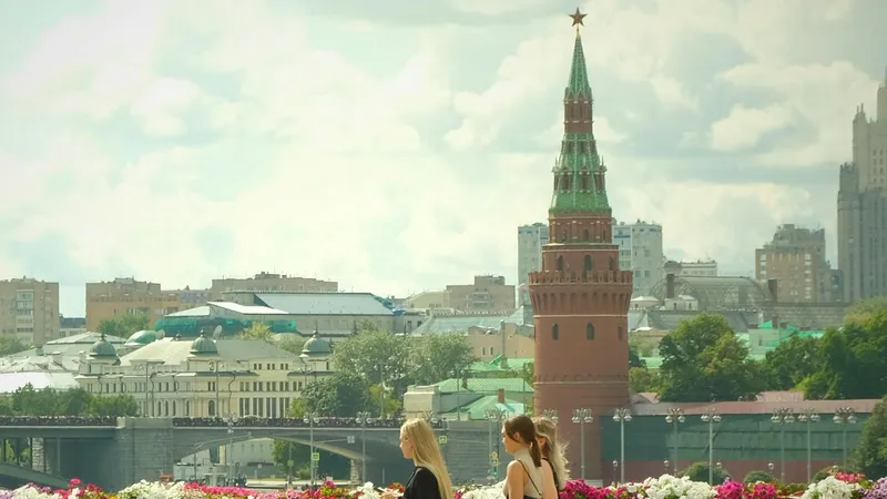 Кремль, прохожие