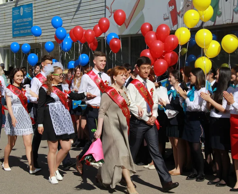 школьная линейка и выпускная лента, фото - Новости Zakon.kz от 21.05.2026 13:09