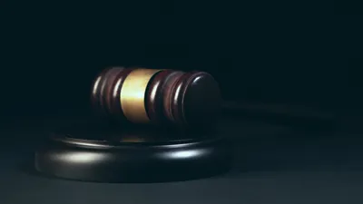 Зал суда, суд, молоток судьи, судья, приговор, решение суда, судебный процесс, зачитывание приговора, правосудие, закон, законы, судебная система 