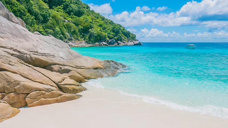 морской берег, фото - Новости Zakon.kz от 30.05.2026 10:06