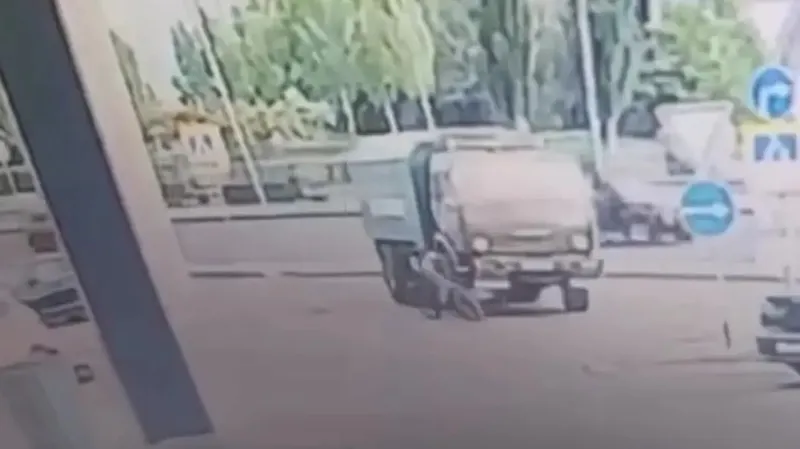 Опасный поворот: в Астане грузовик сбил мужчину на велосипеде