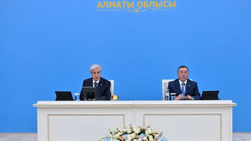 президент РК Касым-Жомарт Токаев, аким Алматинской области Марат Султангазиев, фото - Новости Zakon.kz от 02.06.2026 13:45