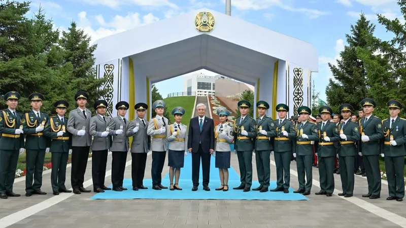 президент РК Касым-Жомарт Токаев, военные